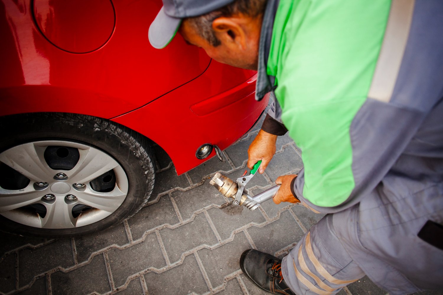 ROAM technician performing an on-site roadside repair