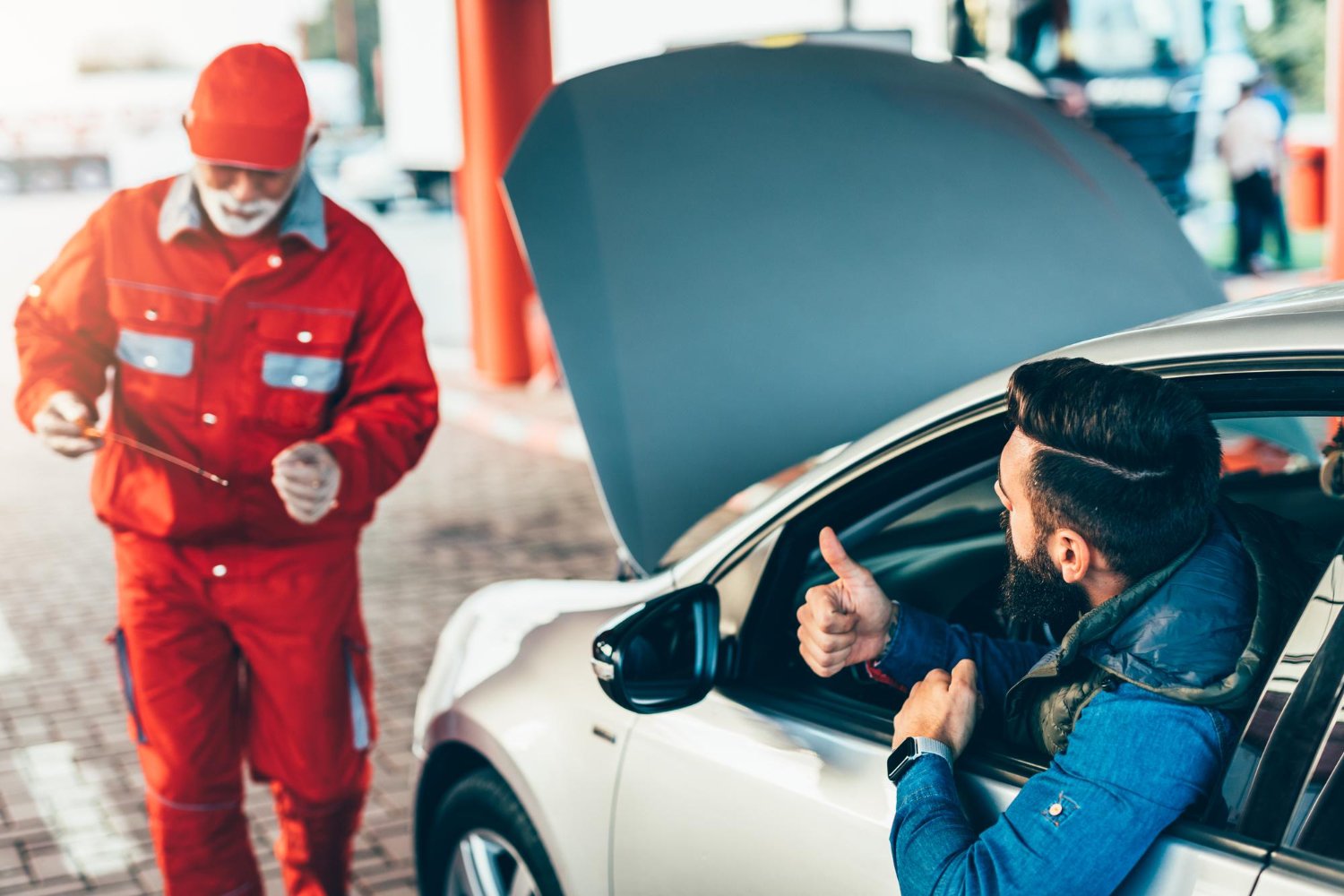 Happy ROAM customer giving a thumbs up to the technician